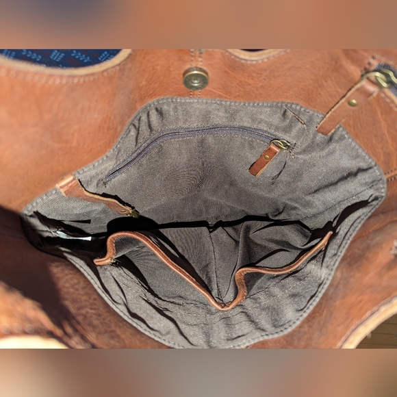 Women's Duluth Trading Leather Sling Purse - Picture 4 of 6